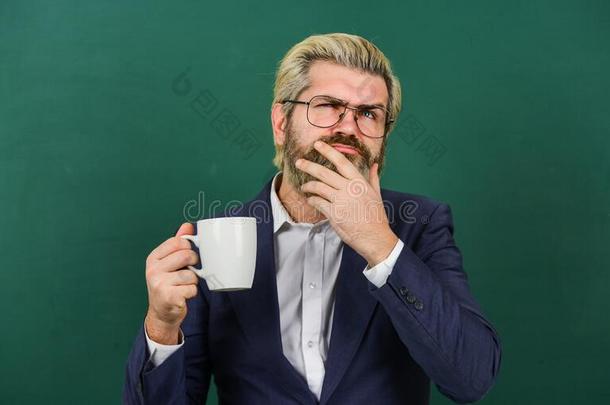 咖啡豆为思想.有胡须的男人失去的采用思想绿色的黑板