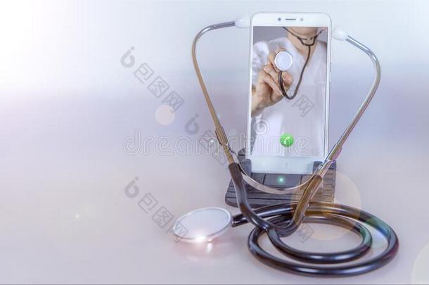 医生通过一电话屏幕使用一听诊器,一n在线的p一t