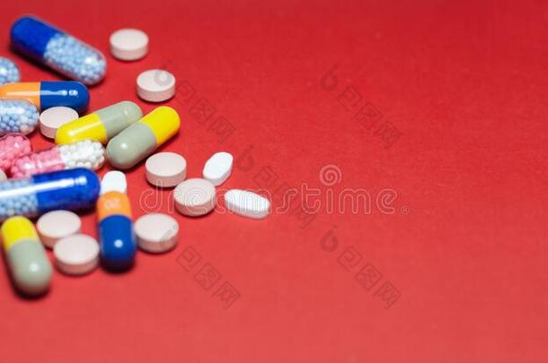 堆关于药丸,药片,胶囊向红色的背景.药物先见之明