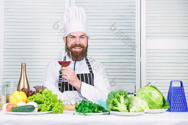 人名烹饪观念.比赛葡萄酒和食物喜欢专家.男人穿着