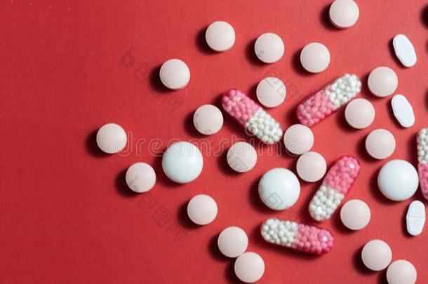 堆关于药丸,药片,胶囊向红色的背景.药物先见之明