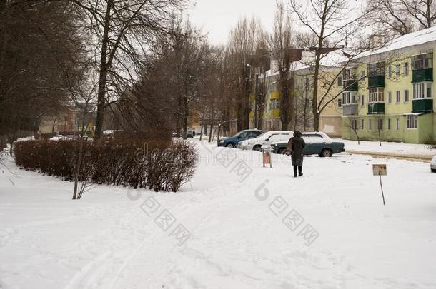 一孤单的女人步态一起一下雪的p一th