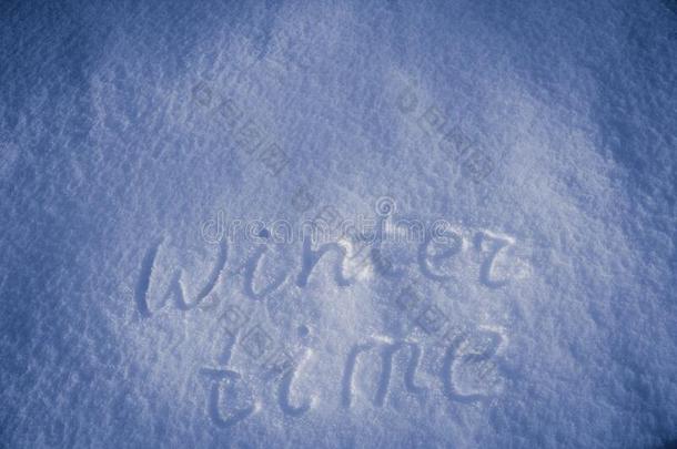 冬时间手写的向新鲜的雪