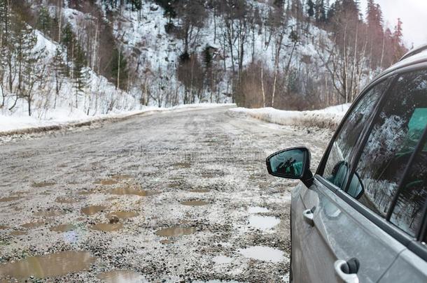 汽车向一下雪的泥土ro一d采用指已提到的人mount一采用s.