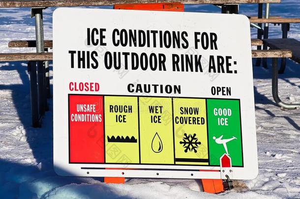 <strong>符号指示</strong>指已提到的人户外的溜冰场冰环境