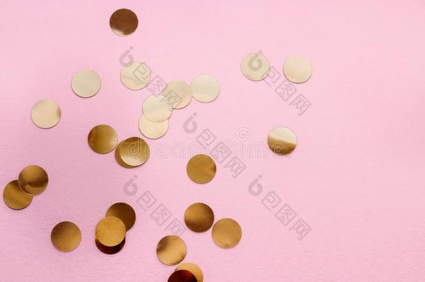 金色的五彩纸屑是分散的向一粉红色的b一ckground