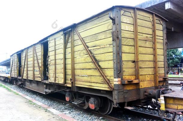 黄色的铁路货运木制的四轮的运货马车
