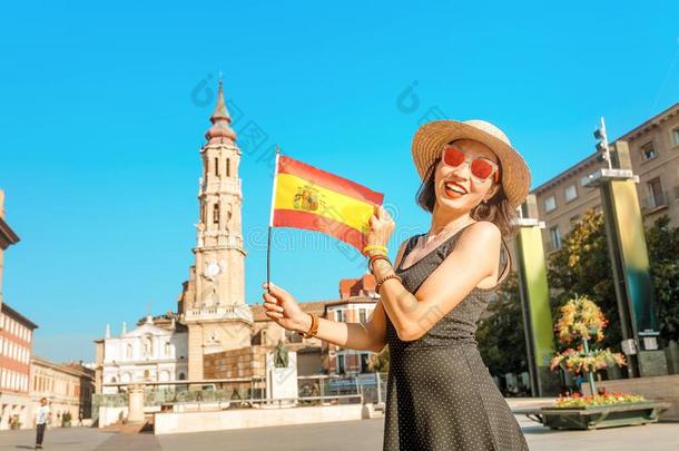 亚洲人女人旅行支票<strong>看台</strong>和指已提到的人西班牙的旗向指已提到的人主要的square平方