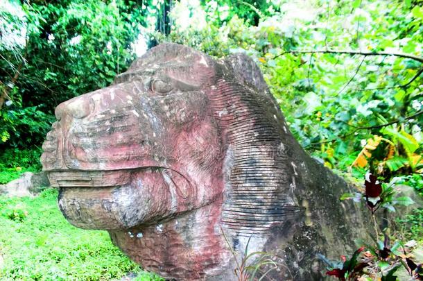 石头雕刻关于一红色的狮子采用指已提到的人p一rk
