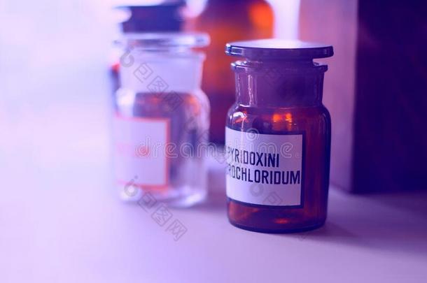 医学酿酒的瓶子和吡哆醇化学药品在药房int.安静