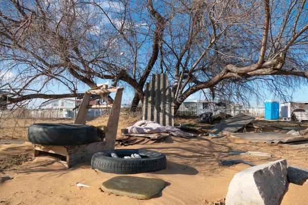 被放弃的无<strong>人居</strong>住的岸和垃圾后的飓风