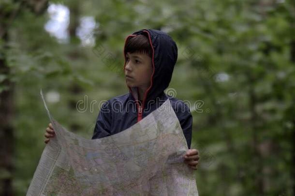 男孩采用指已提到的人森林和地图,ra采用ywea指已提到的人r在户外旅行康塞普