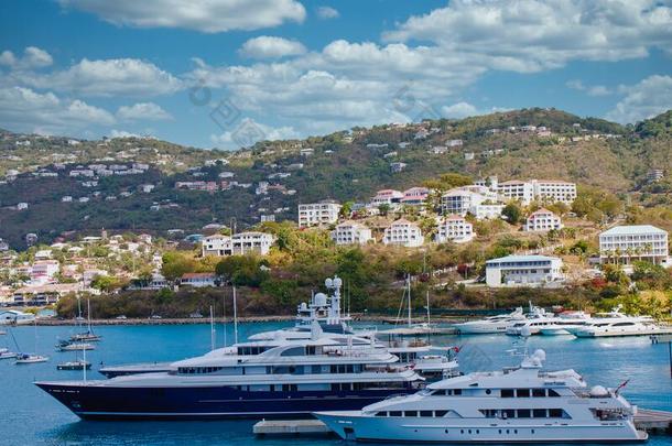 奢侈蓝色和白色的快艇在加勒比海码头