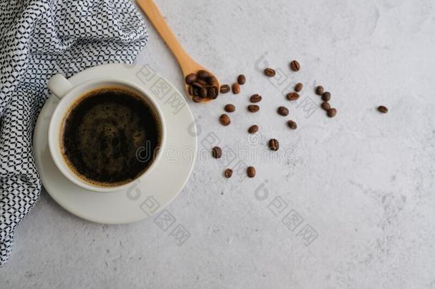 咖啡豆杯子和豆顶看法和共空间.平的放置浓咖啡
