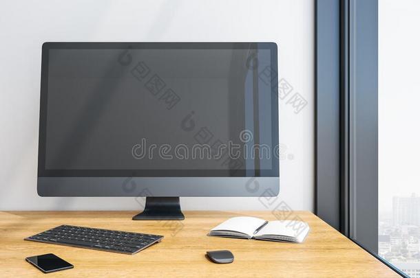 设计师桌面和空的黑的计算机屏幕