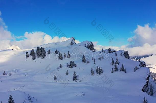 伟大的冬风景-飞行越过雪脱帽致意山