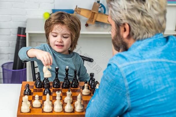 父亲教学儿子.儿子是演奏棋机智父亲和史米林
