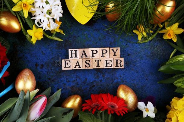 幸福的复活节木制的信.假日观念设计.幸福的复活节