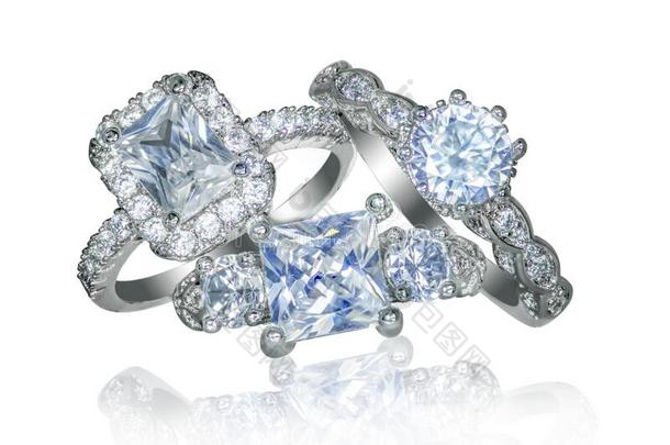 组关于美丽的<strong>钻石</strong>订婚戒指珠宝