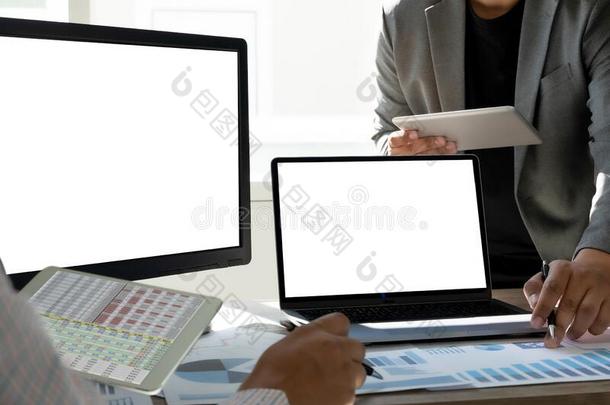 男人使用便携式电脑和空白的屏幕使工作向空白的屏幕计算机