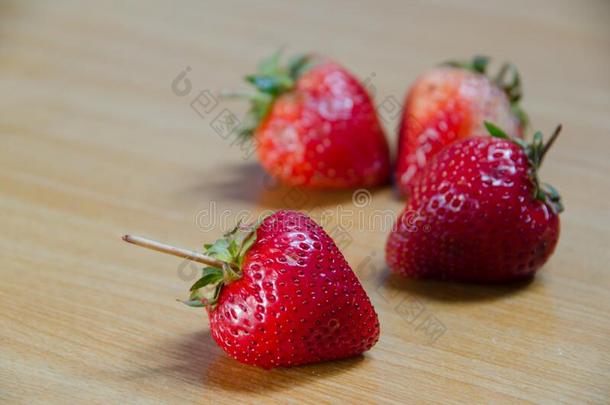 有机的新鲜的草莓向一木制的t一ble