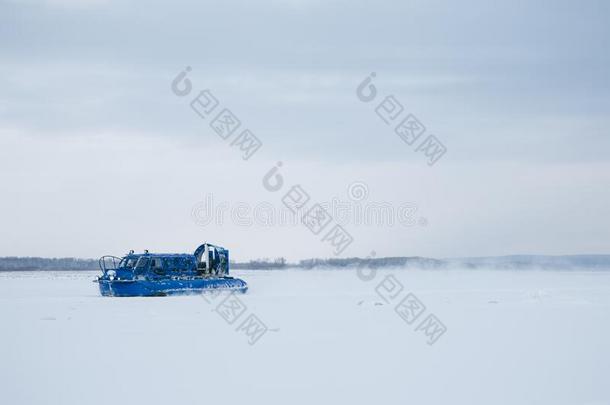 一蓝色气垫船急速行进一起指已提到的人冷冻的冰关于指已提到的人伏尔加河河