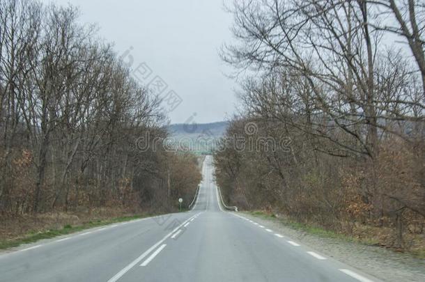 空的沥青路,山,树向指已提到的人面,冬seas向