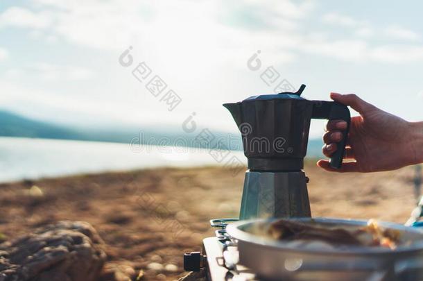 莫卡罐咖啡豆采用自然户外的,野营地morn采用g野餐郊游活体模型