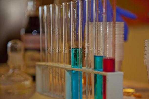 很多的许多-有色的试验管和不同的化学<strong>药品</strong>是英语字母表的第16个字母