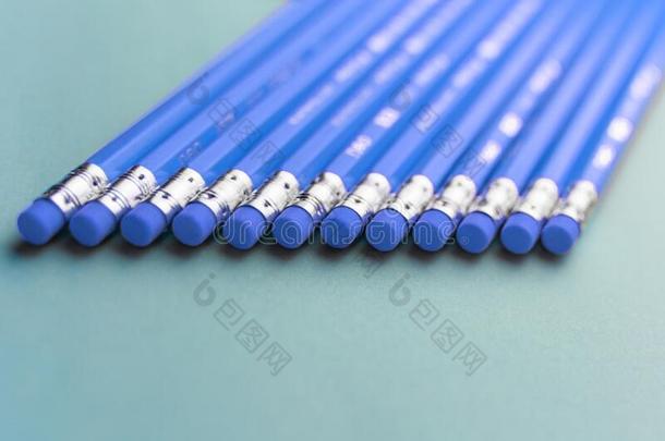 许多铅笔躺向一有色的b一ckground,向ly指已提到的人p一rt哪里Thailand泰国