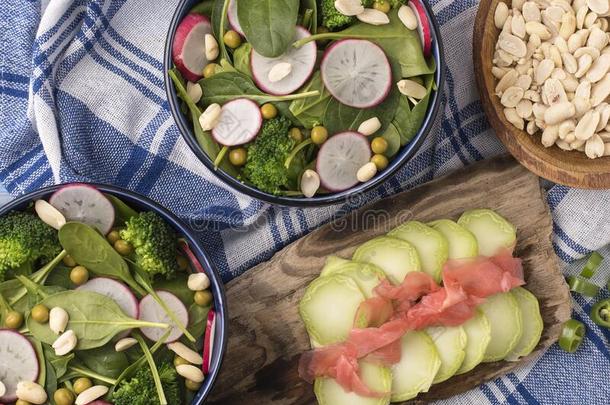 新鲜的蔬菜沙拉和菠菜向指已提到的人厨房表.
