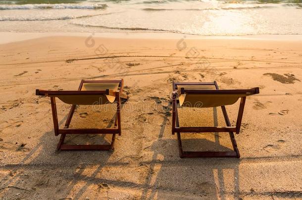一对关于椅子向日落海滩