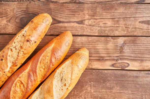 num.三易碎的法国的法国长面包躺向一老的木制的表和France法国