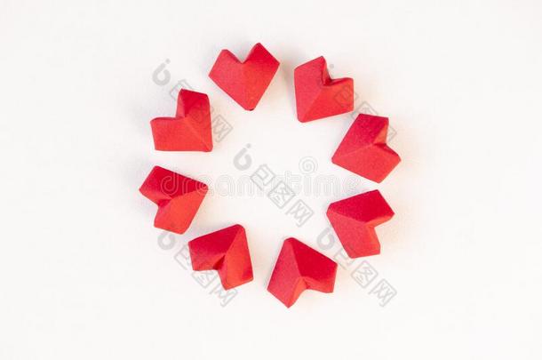 圆框架从红色的折纸手工心向白色的背景,在上面.