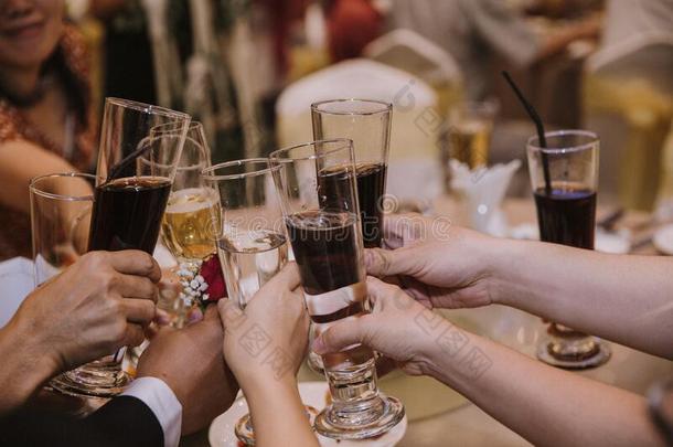 婚礼典礼采用越南:int.举杯敬酒的用语