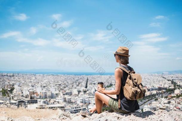 旅行支票女孩享有假期.年幼的女人使人疲乏的帽子有样子的