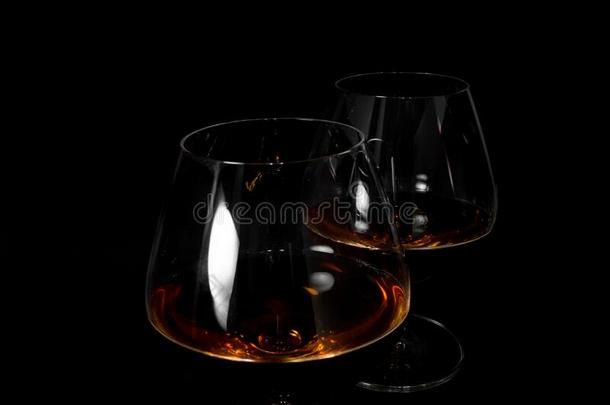玻璃关于黑暗的红色的白兰地酒,威士忌酒或波旁威士忌