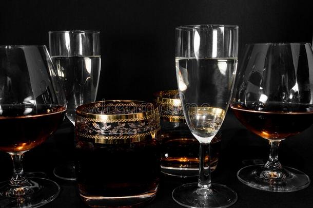 眼镜和不同的饮料白兰地酒,威士忌酒,香槟酒或人名