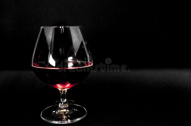 玻璃关于黑暗的红色的白兰地酒,威士忌酒或波旁威士忌