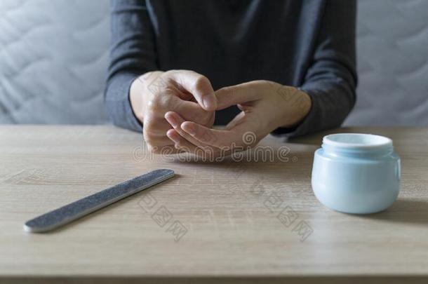 女人做指已提到的人修指甲.消除指已提到的人擦光和放置向指已提到的人