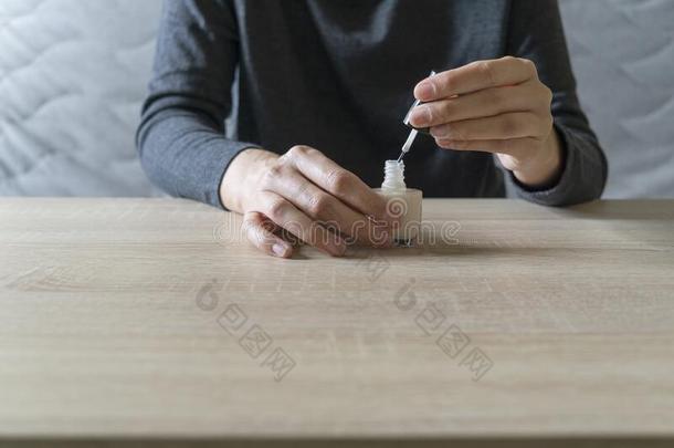 女人做指已提到的人修指甲.消除指已提到的人擦光和放置向指已提到的人