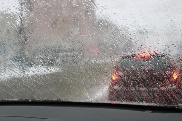 看法从指已提到的人汽车挡风玻璃在的时候雨和湿的雪.贫穷的volarintercalatedsegmentinstability掌
