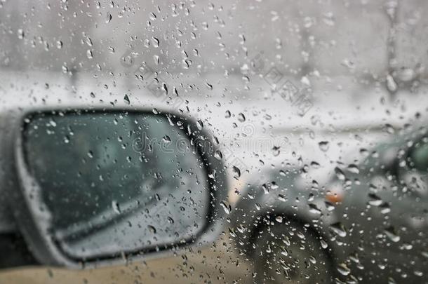 看法从指已提到的人汽车挡风玻璃在的时候雨和湿的雪.贫穷的volarintercalatedsegmentinstability掌