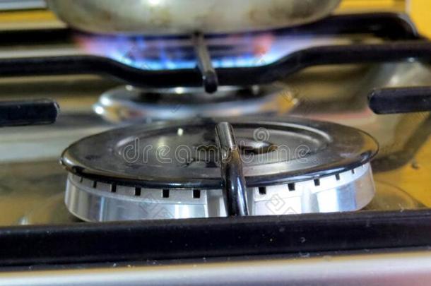 气体炉子采用指已提到的人厨房