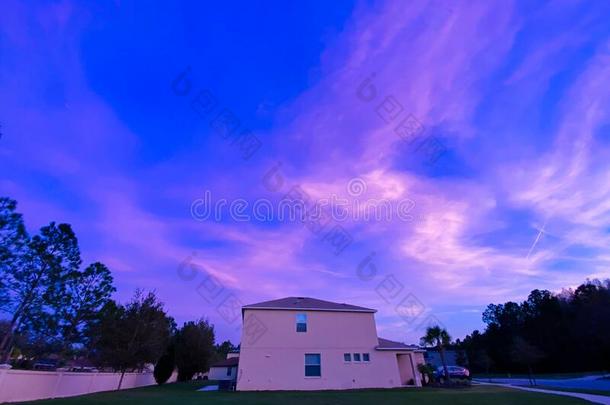 弗罗里达州房屋和蓝色天