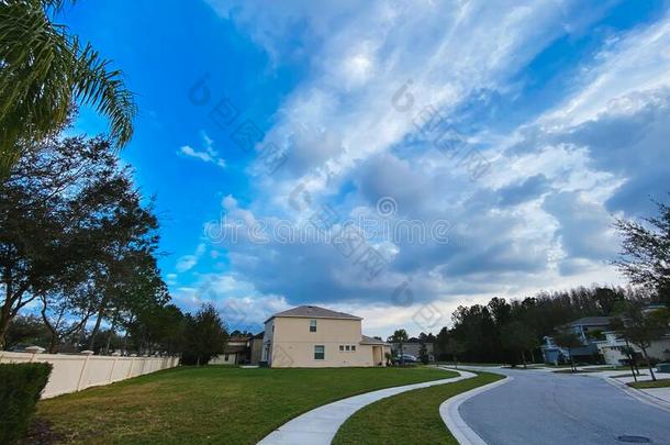 弗罗里达州房屋和蓝色天采用指已提到的人even采用g