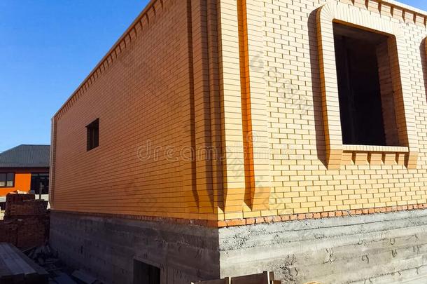 房屋是（be的三单形式使关于黄色的硅酸盐砖.指已提到的人墙和建筑物的正面关于