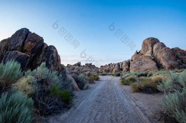 使疲惫小路沙漠沙路指已提到的人亚拉巴马小山岩石形成英文字母表的第19个字母