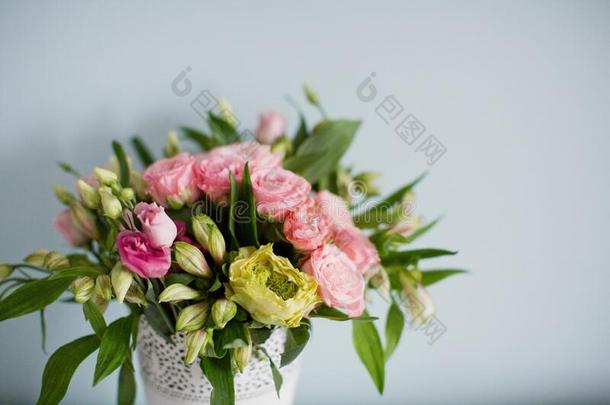 明亮的花束和玫瑰,你的习惯和六出花属植物采用白色的血管