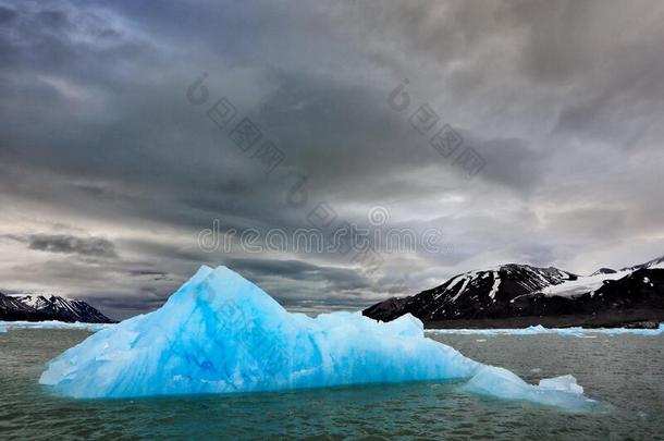黑暗的<strong>冬山</strong>和雪,蓝色冰河冰和海采用指已提到的人